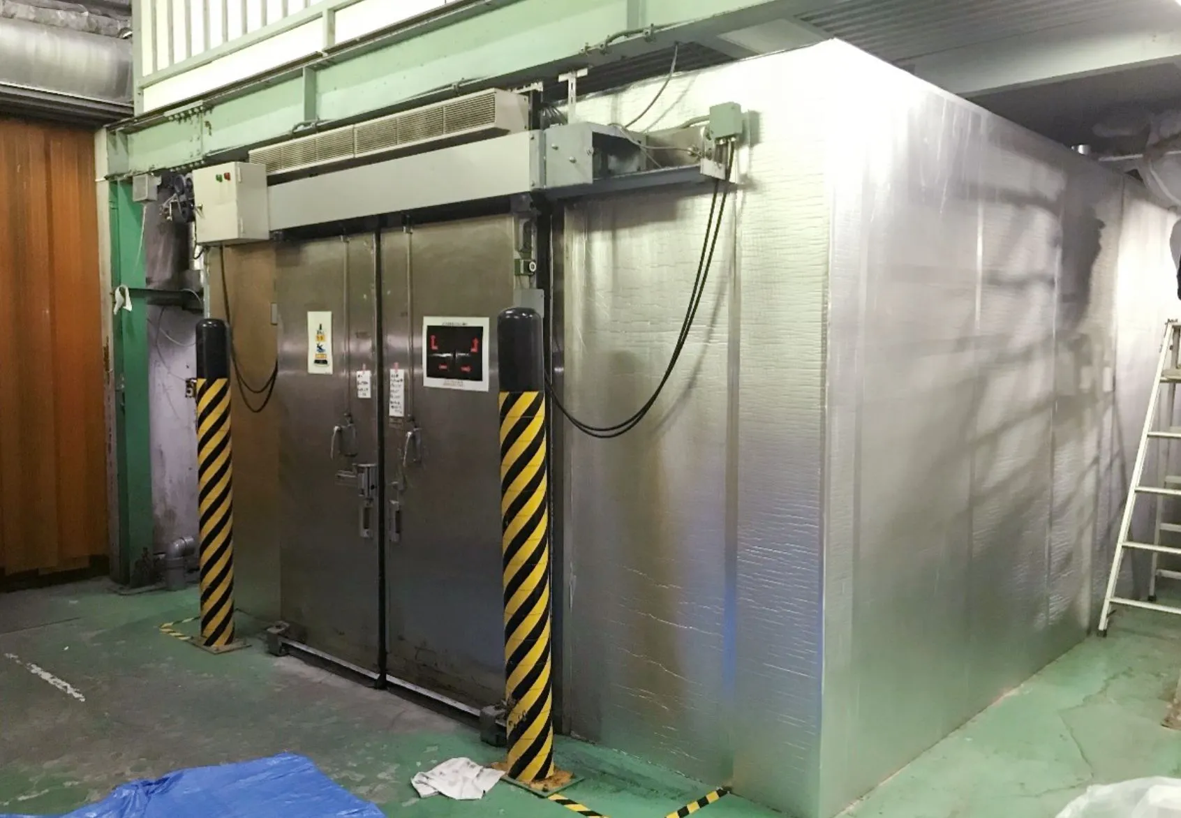 安城建築トップヒートバリアーの製品紹介イラスト、日陰と日向で体感温度が違うことを示す図