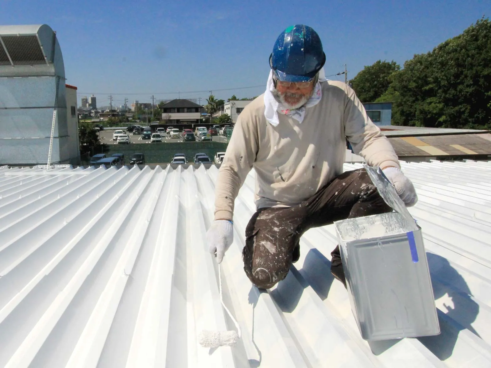 愛知遮熱を施工している作業員が二人いる