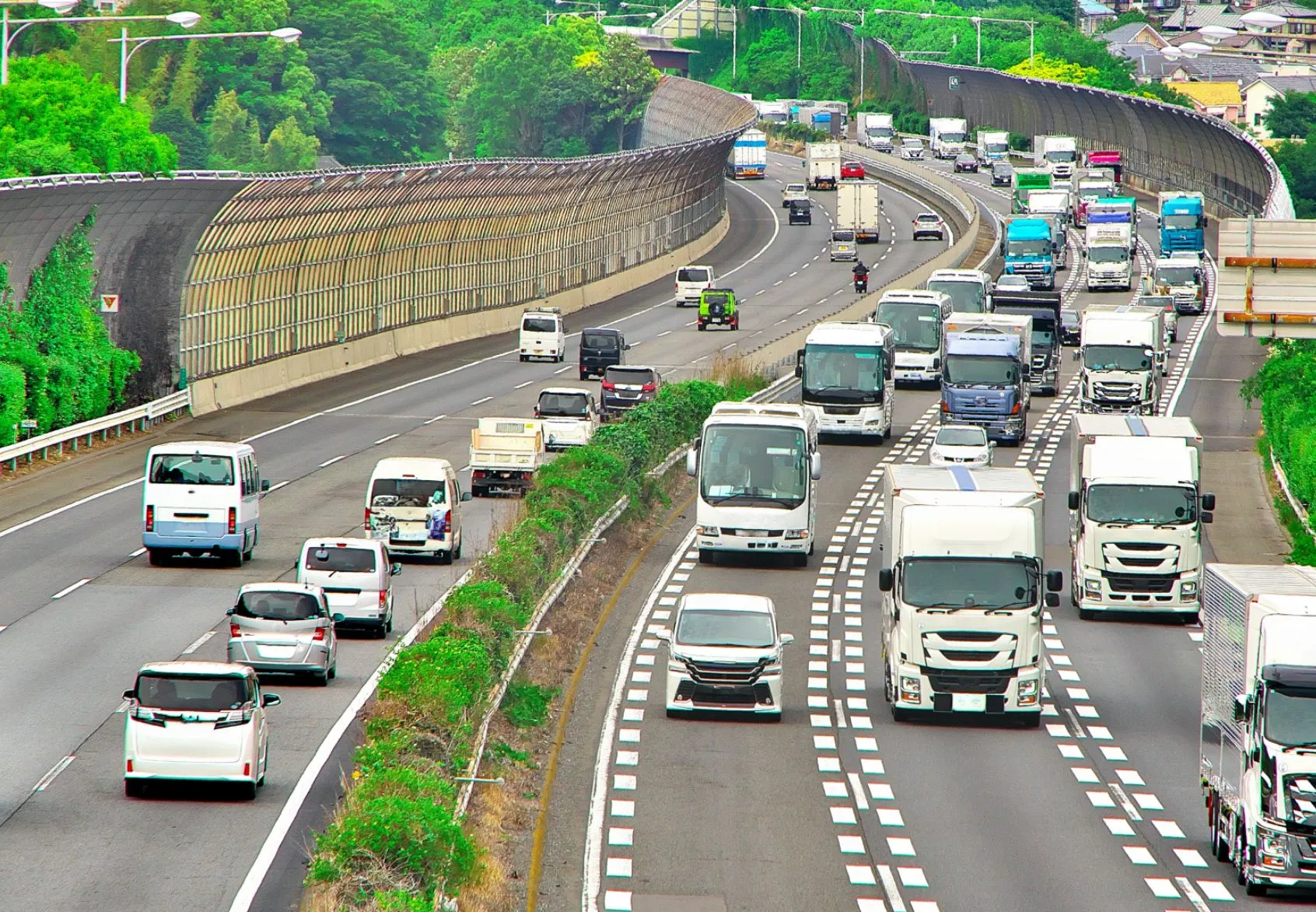 道路を走る車の画像