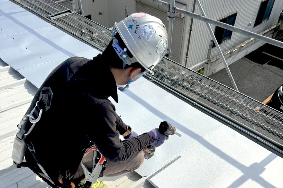 トップヒートバリアーの施工を行う安城建築の社員