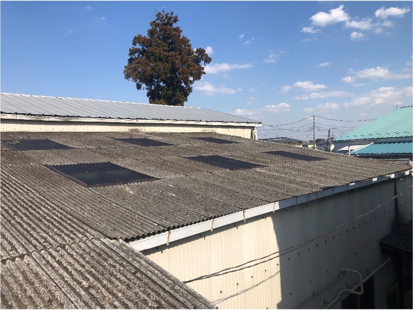 安城建築トップヒートバリアーの遮熱鋼板ラップ工法で施工された屋根